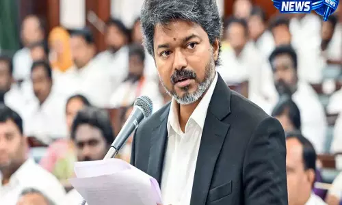 TN: CM विजय ने सभी थिएटरों को पहले हफ़्ते में नई फ़िल्मों के लिए हर दिन 5 शो दिखाने की इजाज़त दी TN: CM विजय ने सभी थिएटरों को पहले हफ़्ते में नई फ़िल्मों के लिए हर दिन 5 शो दिखाने की इजाज़त दी