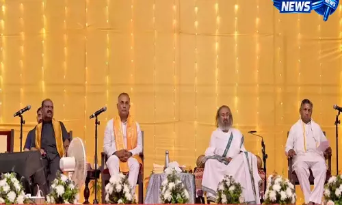 Art of Living Foundation के शांति और सेवा के 45 साल पूरे होने पर नेताओं ने गुरुदेव श्री श्री रविशंकर को किया सम्मानित Art of Living Foundation के शांति और सेवा के 45 साल पूरे होने पर नेताओं ने गुरुदेव श्री श्री रविशंकर को किया सम्मानित