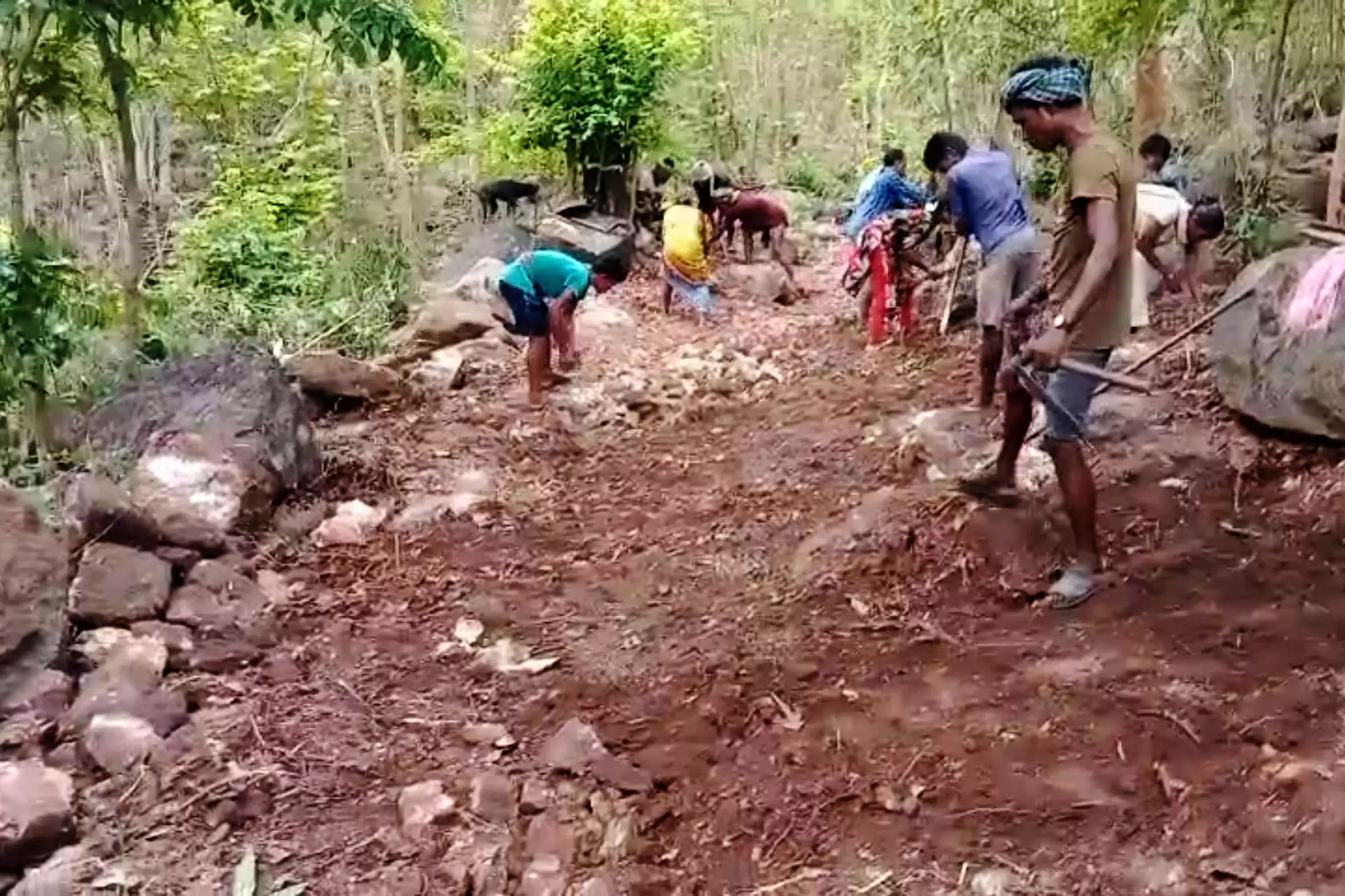 Andhra: आदिवासी ग्रामीणों ने पीने के पानी के लिए खुद ही सड़क बना ली Andhra: आदिवासी ग्रामीणों ने पीने के पानी के लिए खुद ही सड़क बना ली