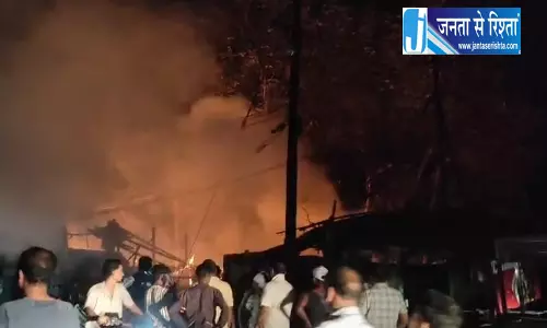 साप्ताहिक बाजार की दुकानें आग की चपेट में, लाखों का नुकसान साप्ताहिक बाजार की दुकानें आग की चपेट में, लाखों का नुकसान