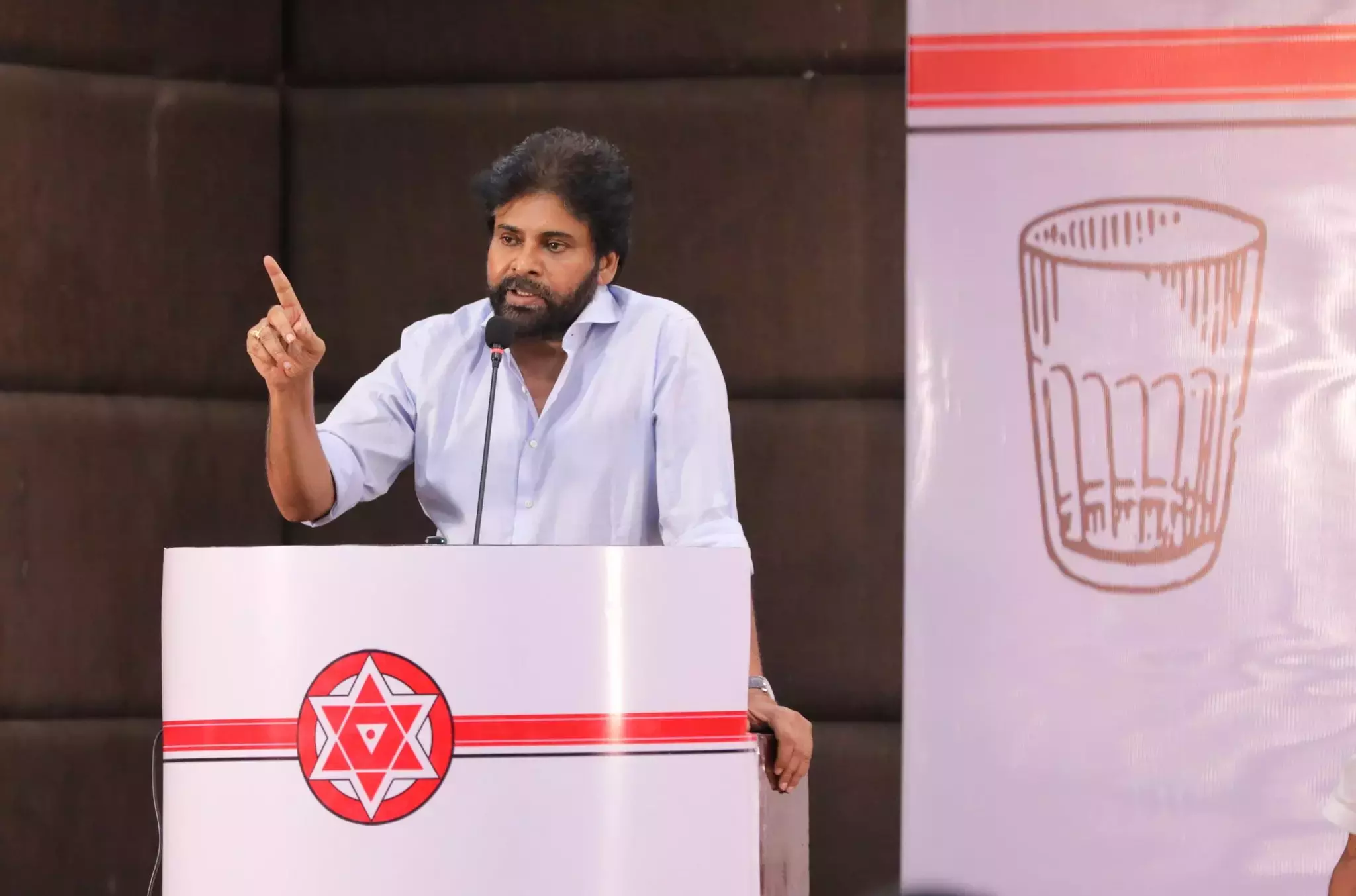 Andhra: पवन कल्याण ने आंध्र प्रदेश बीजेपी पर आपत्ति जताई Andhra: पवन कल्याण ने आंध्र प्रदेश बीजेपी पर आपत्ति जताई