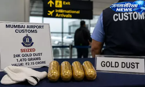 Airport कॉफी शॉप कर्मचारी सोना तस्करी गिरोह में शामिल होने के आरोप में गिरफ्तार Airport कॉफी शॉप कर्मचारी सोना तस्करी गिरोह में शामिल होने के आरोप में गिरफ्तार