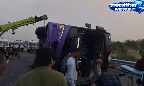 Agra-लखनऊ एक्सप्रेसवे पर भीषण बस हादसा Agra-लखनऊ एक्सप्रेसवे पर भीषण बस हादसा