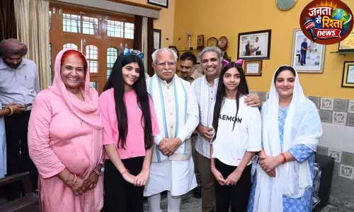 Hisar केंद्रीय मंत्री खट्टर ने ‘सेल्फी विद डॉटर’ अभियान की तारीफ की Hisar केंद्रीय मंत्री खट्टर ने ‘सेल्फी विद डॉटर’ अभियान की तारीफ की