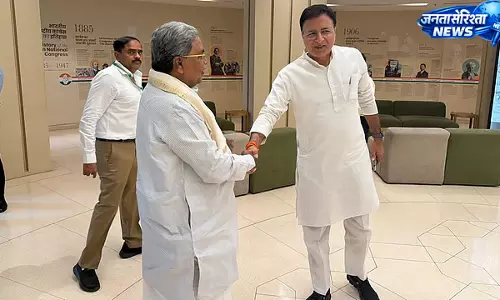 Karnataka : नेतृत्व बदलाव की अटकलों के बीच सिद्धारमैया और डीके शिवकुमार दिल्ली पहुंचे Karnataka : नेतृत्व बदलाव की अटकलों के बीच सिद्धारमैया और डीके शिवकुमार दिल्ली पहुंचे