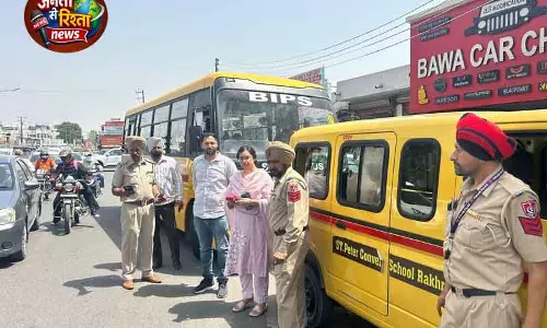 Patiala में धूप में बस चेकिंग से बच्चों की परेशानी Patiala में धूप में बस चेकिंग से बच्चों की परेशानी