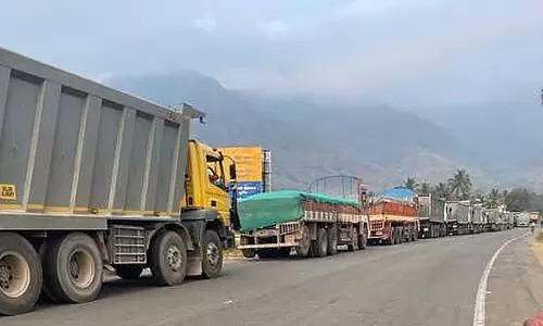 Karnataka : डीजल-पेट्रोल की कीमतों में उछाल से कर्नाटक में ट्रांसपोर्ट महंगा होने की आशंका Karnataka : डीजल-पेट्रोल की कीमतों में उछाल से कर्नाटक में ट्रांसपोर्ट महंगा होने की आशंका
