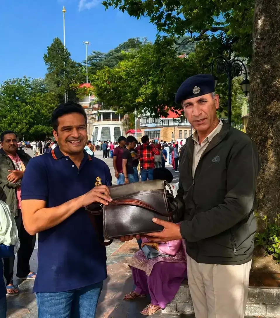 Shimla: शिमला में पुलिस ने ईमानदारी दिखाते हुए पर्यटक को लौटाया बैग Shimla: शिमला में पुलिस ने ईमानदारी दिखाते हुए पर्यटक को लौटाया बैग