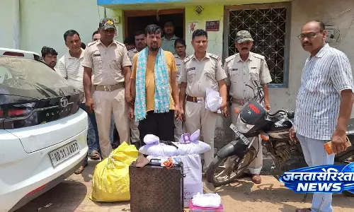 Sonpur : नकली पत्रकार पर छापा, कफ सिरप-गांजा और नकदी बरामद Sonpur : नकली पत्रकार पर छापा, कफ सिरप-गांजा और नकदी बरामद