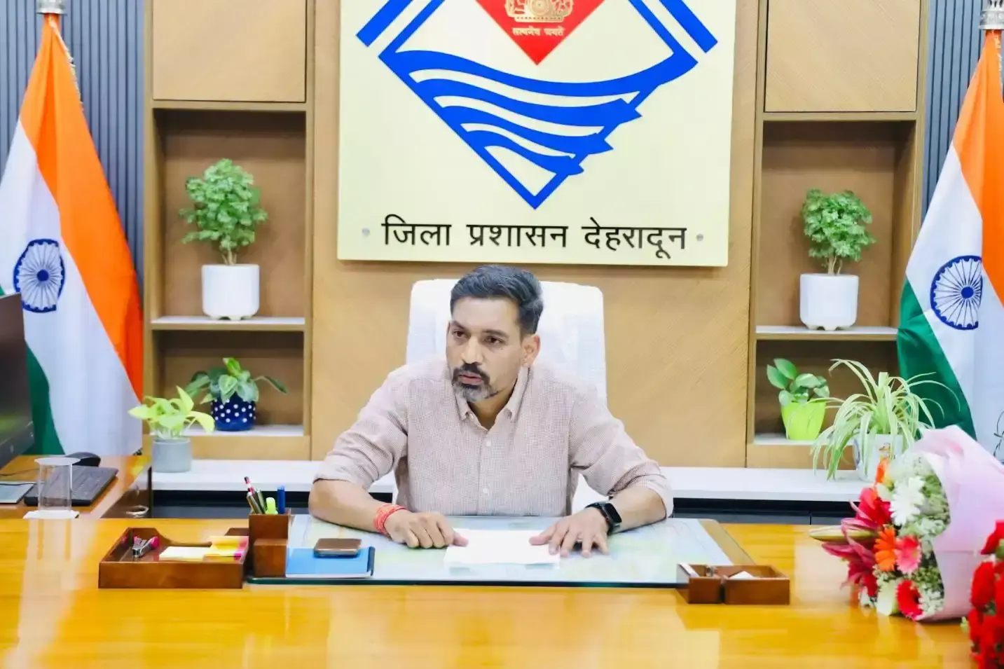 Dehradun: डॉ. आशीष ने जिलाधिकारी पद की जिम्मेदारी संभाली Dehradun: डॉ. आशीष ने जिलाधिकारी पद की जिम्मेदारी संभाली