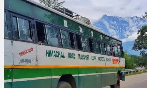 Solan नालागढ़ में बस ड्राइवर-कंडक्टर पर हमला Solan नालागढ़ में बस ड्राइवर-कंडक्टर पर हमला