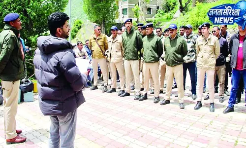 पांगी में 52 टीमें मतदान केंद्रों के लिए रवाना