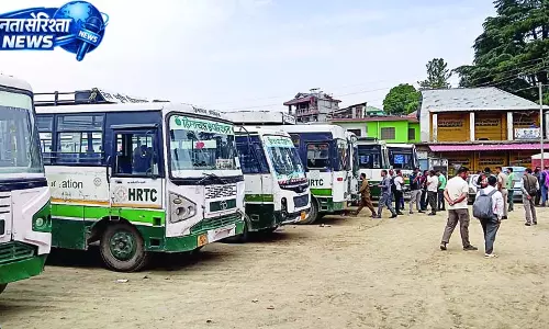 बस सेवा न मिलने से परेशान हुए लोग