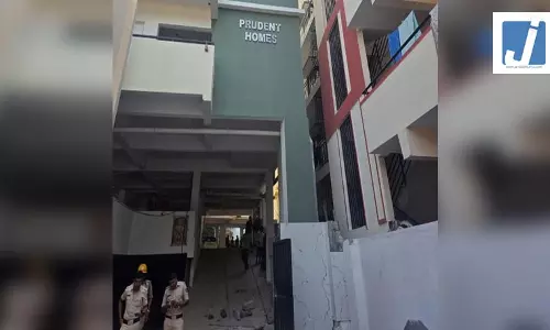 अपार्टमेंट की चारदीवारी गिरने से किशोर की मौत, एक घायल अपार्टमेंट की चारदीवारी गिरने से किशोर की मौत, एक घायल