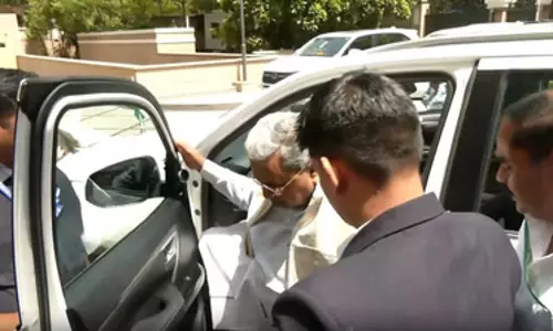 सिद्धारमैया दिल्ली के इंदिरा भवन पहुंचे, अगले सीएम के सवाल पर शिवकुमार मुस्कुराए सिद्धारमैया दिल्ली के इंदिरा भवन पहुंचे, अगले सीएम के सवाल पर शिवकुमार मुस्कुराए