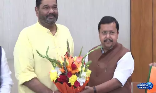 BJP अध्यक्ष नितिन नबीन ने सांसद देबाशीष सामंतराय को पार्टी में शामिल होने पर सम्मानित किया BJP अध्यक्ष नितिन नबीन ने सांसद देबाशीष सामंतराय को पार्टी में शामिल होने पर सम्मानित किया