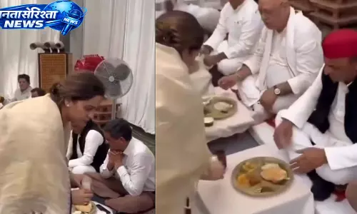 Prateek Yadav की तेरहवीं में अपर्णा ने अखिलेश यादव को परोसा खाना Prateek Yadav की तेरहवीं में अपर्णा ने अखिलेश यादव को परोसा खाना