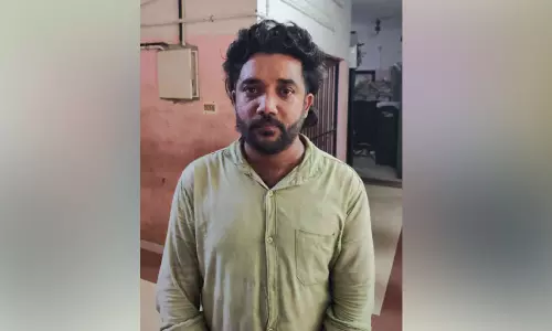 Kerala : टैंकर लॉरी चालक गिरफ्तार, स्कूल वैन हादसे में एक की मौत, एक घायल Kerala : टैंकर लॉरी चालक गिरफ्तार, स्कूल वैन हादसे में एक की मौत, एक घायल