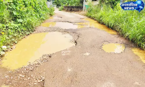 Kerala : बारिश के साथ सड़कों की हालत बिगड़ी