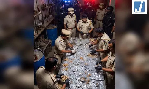 नारकोटिक्स सेल ने ड्रग्स बनाने वाली फैक्ट्री का किया पर्दाफाश, 50 करोड़ की ड्रग्स बरामद