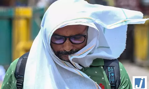 देशभर में कहर बरपा रही गर्मी, कई जगहों पर हीट-वेव की चेतावनी देशभर में कहर बरपा रही गर्मी, कई जगहों पर हीट-वेव की चेतावनी