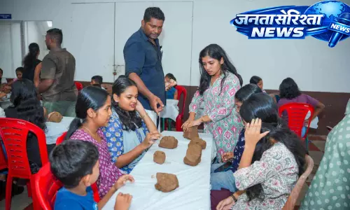 Kerala : थ्रिक्काकारा में बच्चों के लिए एक दिवसीय आर्ट कैंप आयोजित Kerala : थ्रिक्काकारा में बच्चों के लिए एक दिवसीय आर्ट कैंप आयोजित
