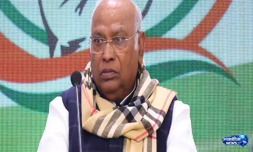 ईंधन की कीमतों में बढ़ोतरी के बीच मल्लिकार्जुन खड़गे ने PM मोदी पर साधा निशाना ईंधन की कीमतों में बढ़ोतरी के बीच मल्लिकार्जुन खड़गे ने PM मोदी पर साधा निशाना