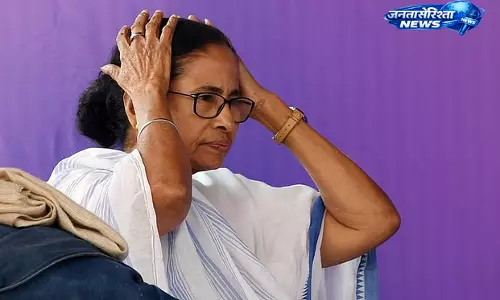 पश्चिम बंगाल राजनीति में हलचल, TMC के कई सांसदों के BJP में जाने की चर्चा तेज पश्चिम बंगाल राजनीति में हलचल, TMC के कई सांसदों के BJP में जाने की चर्चा तेज