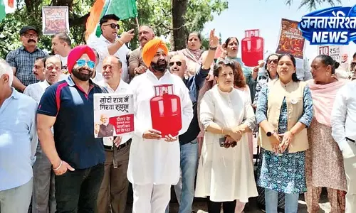 प्रदेश भर में पेट्रोल-डीजल के दाम बढऩे पर किया प्रदर्शन