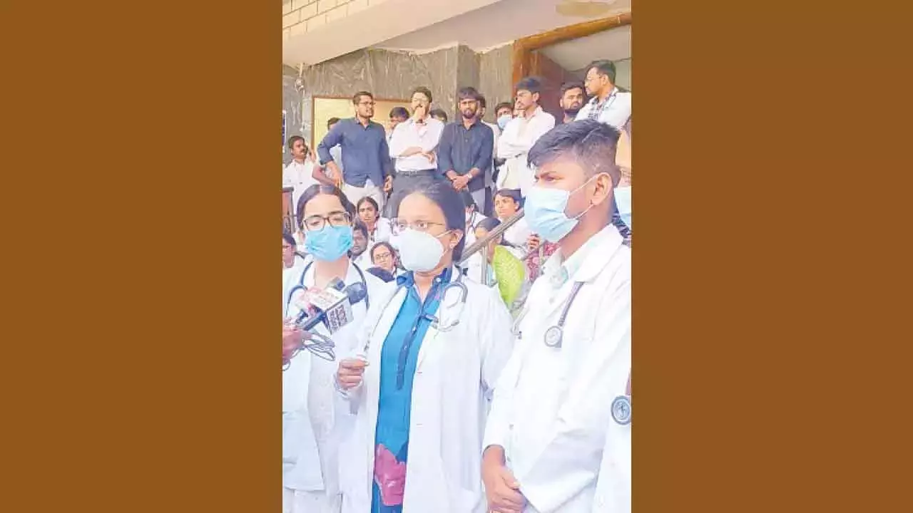 Telangana: गांधी हॉस्पिटल में डॉक्टरों पर हमलों के खिलाफ डॉक्टरों ने आवाज़ उठाई Telangana: गांधी हॉस्पिटल में डॉक्टरों पर हमलों के खिलाफ डॉक्टरों ने आवाज़ उठाई