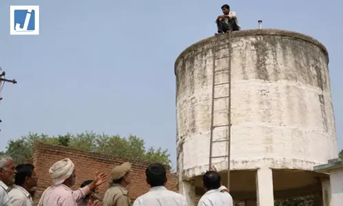 ताऊ के साथ चल रहा था संपत्ति का विवाद, नहीं मिला समाधान, तो टंकी पर चढ़ा युवक