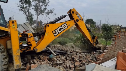 Udhampur: सरकारी भूमि को अतिक्रमण मुक्त कराने के लिए अभियान तेज Udhampur: सरकारी भूमि को अतिक्रमण मुक्त कराने के लिए अभियान तेज