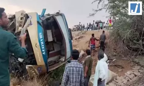 बस पलटने से बड़ा हादसा बस पलटने से बड़ा हादसा
