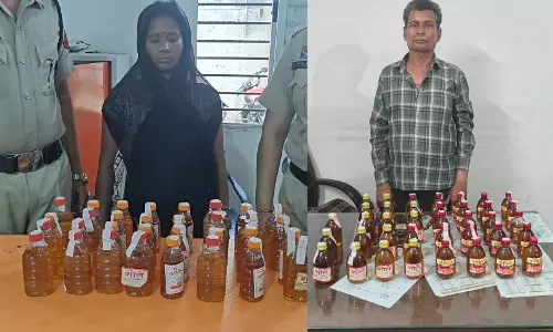 टिकरापारा पुलिस ने अवैध शराब अड्डों में मारी रेड, महिला समेत दो गिरफ्तार