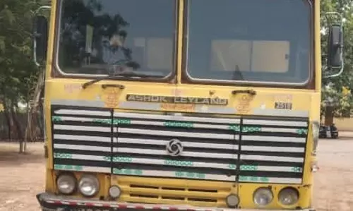 मोबाइल पर बात करते हाईवा चला रहा था ड्राइवर, गिरफ्तारी की कार्रवाई मोबाइल पर बात करते हाईवा चला रहा था ड्राइवर, गिरफ्तारी की कार्रवाई