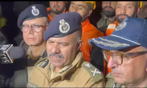 Srinagar: गुलमर्ग गोंडोला में रेस्क्यू ऑपरेशन के बाद जवानों को मिलेगा सम्मान Srinagar: गुलमर्ग गोंडोला में रेस्क्यू ऑपरेशन के बाद जवानों को मिलेगा सम्मान