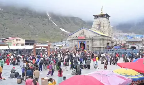 Dehradun: केदारनाथ धाम यात्रा में श्रद्धालुओं की संख्या ने बनाया रिकॉर्ड Dehradun: केदारनाथ धाम यात्रा में श्रद्धालुओं की संख्या ने बनाया रिकॉर्ड