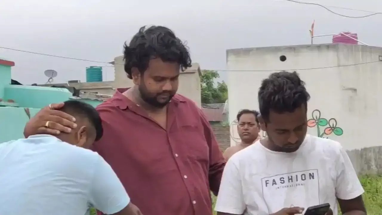 Birbhum: दुबराजपुर में टीएमसी को झटका, पार्षद ने छोड़ा साथ Birbhum: दुबराजपुर में टीएमसी को झटका, पार्षद ने छोड़ा साथ