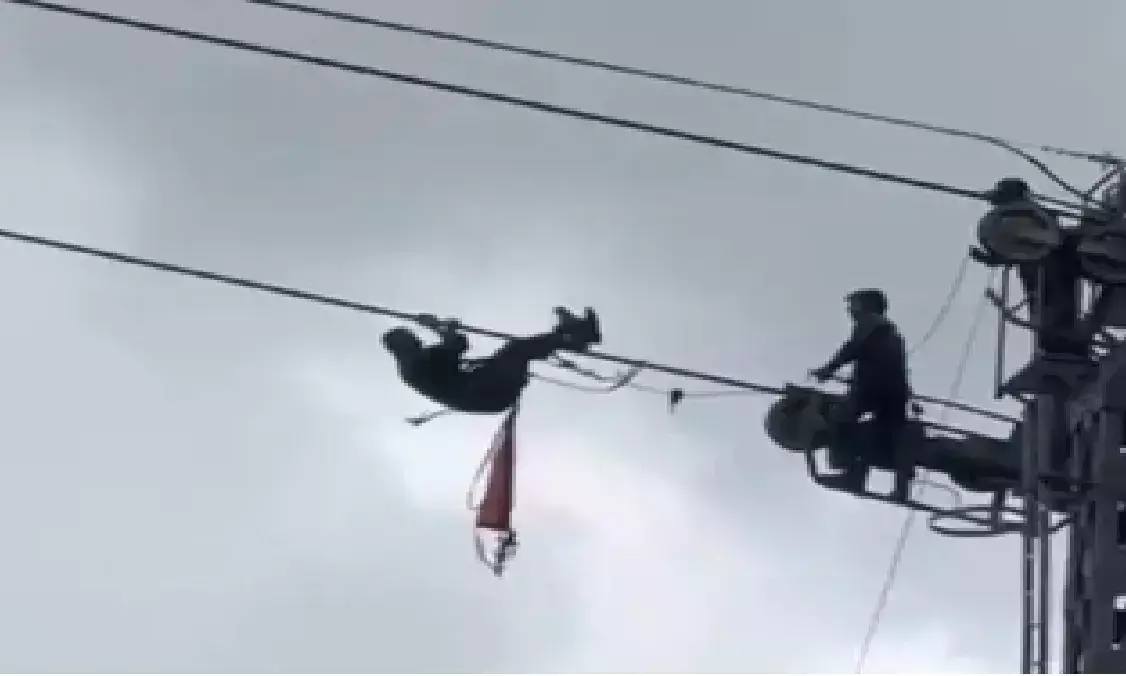 Srinagar: तकनीकी खराबी से गुलमर्ग गोंडोला सेवा बाधित, एक हफ्ता बंद Srinagar: तकनीकी खराबी से गुलमर्ग गोंडोला सेवा बाधित, एक हफ्ता बंद