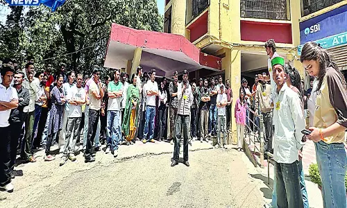 ABVP ने विवि कुलसचिव का किया घेराव