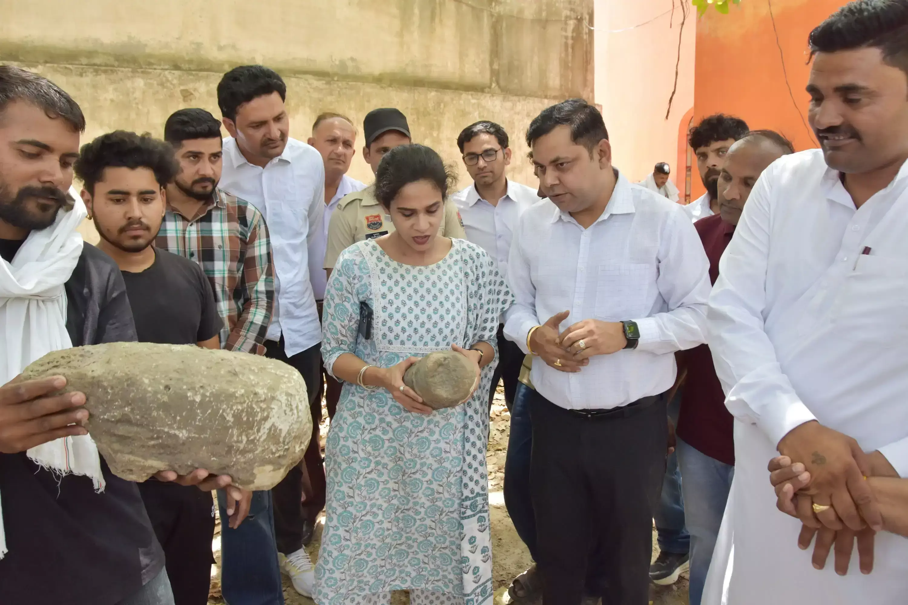 Kaithal: डीसी ने फरल गांव में पुरातात्विक व ऐतिहासिक जानकारी जुटाई Kaithal: डीसी ने फरल गांव में पुरातात्विक व ऐतिहासिक जानकारी जुटाई