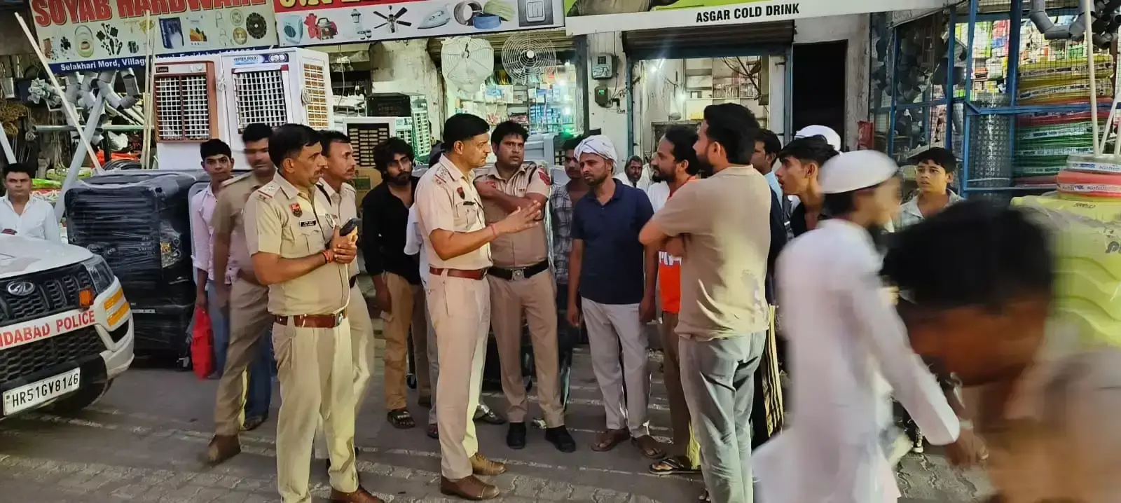 Faridabad: ईद को लेकर पुलिस ने शहर में किया फ्लैग मार्च Faridabad: ईद को लेकर पुलिस ने शहर में किया फ्लैग मार्च