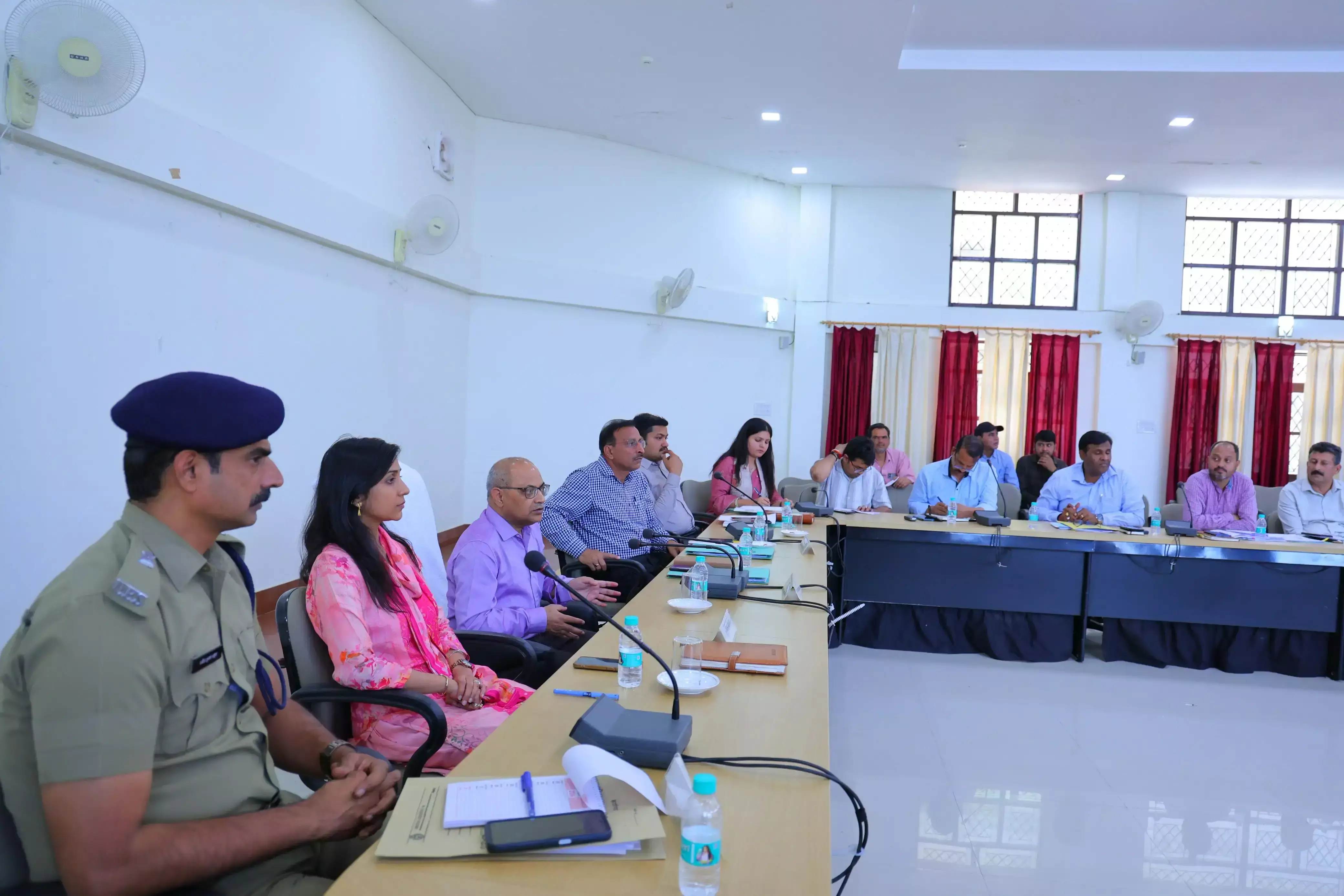Pauri Garhwal: आयुक्त ने प्रशासनिक कार्यों में पारदर्शिता के लिए रोस्टर बनाने को कहा Pauri Garhwal: आयुक्त ने प्रशासनिक कार्यों में पारदर्शिता के लिए रोस्टर बनाने को कहा