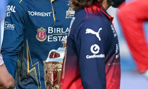 RCB की तेज शुरुआत, गुजरात टाइटंस के खिलाफ आक्रामक बल्लेबाजी