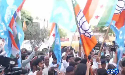 रांची में BJP दफ़्तर के बाहर NEET-UG विरोध प्रदर्शन के दौरान BJYM और NSUI कार्यकर्ताओं के बीच झड़प रांची में BJP दफ़्तर के बाहर NEET-UG विरोध प्रदर्शन के दौरान BJYM और NSUI कार्यकर्ताओं के बीच झड़प