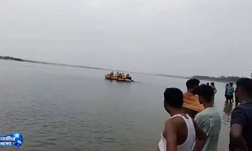 Cuttack: महानदी में डूबा नाबालिग लड़का, बचाव अभियान जारी Cuttack: महानदी में डूबा नाबालिग लड़का, बचाव अभियान जारी