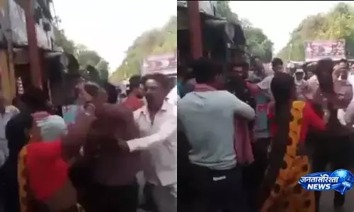 Amroha में प्रेम प्रसंग को लेकर सड़क पर हंगामा, वीडियो वायरल Amroha में प्रेम प्रसंग को लेकर सड़क पर हंगामा, वीडियो वायरल