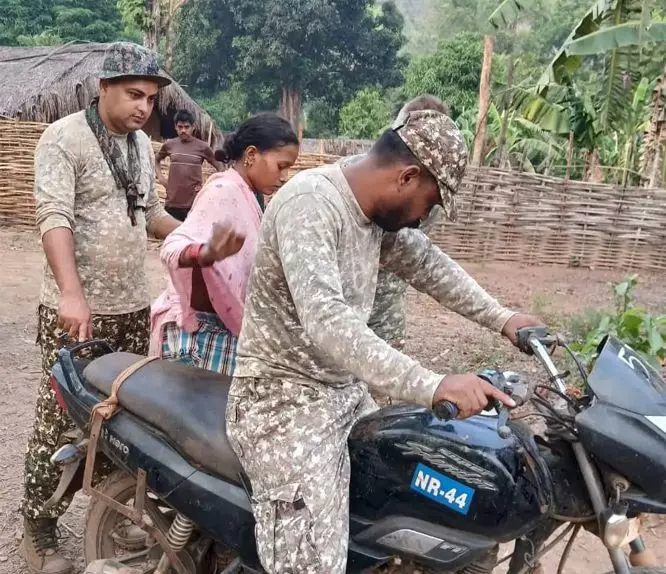 ITBP जवानों ने बीमार महिला को अस्पताल पहुंचाया ITBP जवानों ने बीमार महिला को अस्पताल पहुंचाया