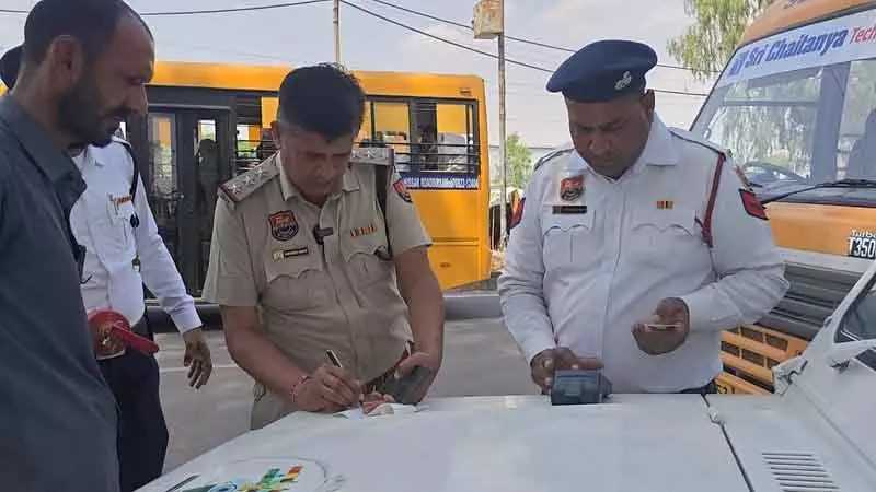 Gurugram में एक हफ़्ते में 24,000 से ज़्यादा ट्रैफ़िक चालान Gurugram में एक हफ़्ते में 24,000 से ज़्यादा ट्रैफ़िक चालान