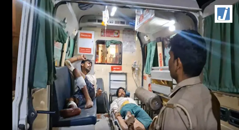 डकैती और चोरी करने वाले गैंग को पुलिस मुठभेड़ के बाद पकड़ा, तीन बदमाशों को लगी गोली डकैती और चोरी करने वाले गैंग को पुलिस मुठभेड़ के बाद पकड़ा, तीन बदमाशों को लगी गोली